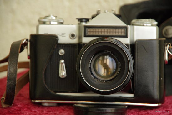 Фотоаппарат " Зенит Е  " с  Гелиос 44  ( все работает )
