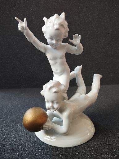 Статуэтка фарфоровая Путти играющие с мячом, Германия