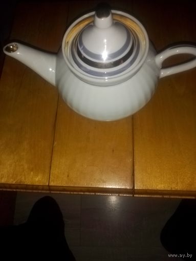 Пузатенький ,круглый заварочный чайник с крышечкой с золотым ободком.