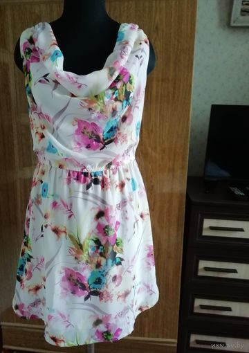 Красивое шелковое платье на подкладке 46 размера, импортного производстаа.