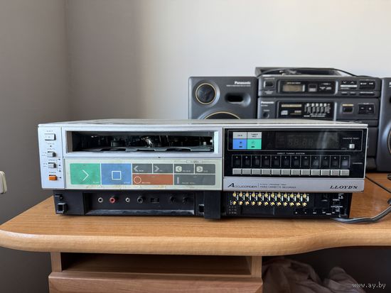 Винтажный видеомагнитофон (VCR) Lloyd's