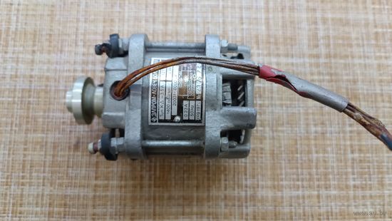 Двигатель ( Болгария ) 127 V 6 W .