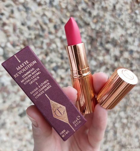 Помада Charlotte Tilbury Matte Revolution в оттенке Lost Cherry