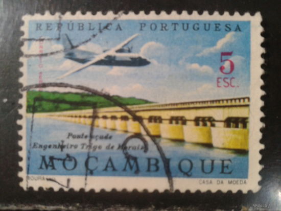 Мозамбик, колония Португалии, 1962. Самолет над мостом