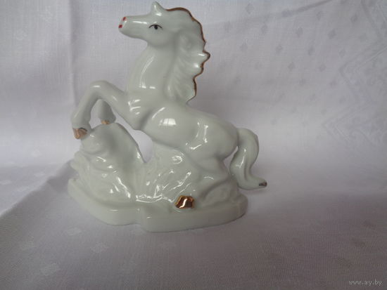 Статуэтка Лошадь с золотыми копытами. Старт с 10 руб.