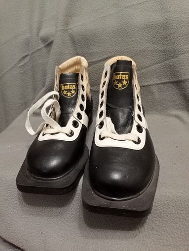 Ботинки лыжные '' BOTAS'' новые (стелька 23 см)