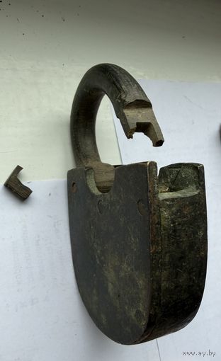 Замок бронзовый старый