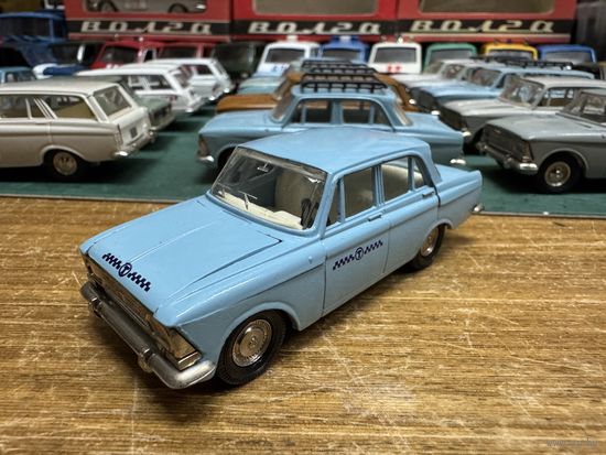 Москвич 412 такси, классический саратовский светло-голубой. Пятничный вечер в синих, голубых и серых тонах.