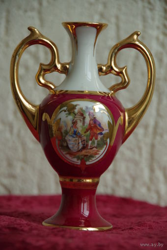 Ваза фарфоровая 15,5 см ( целая )