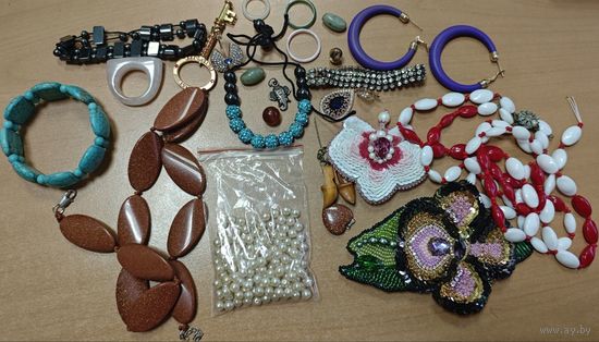 Лот советской бижутерии и не только.