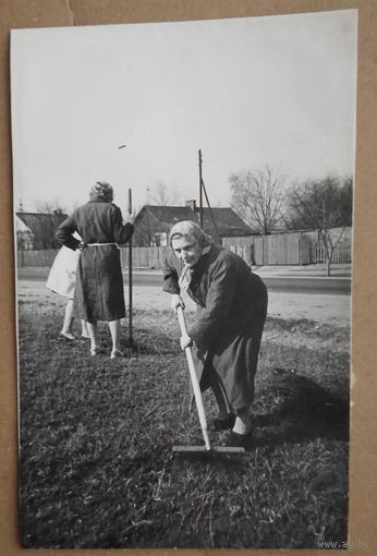 Фото во время субботника. Минск. 1970-е. 11х17 см.