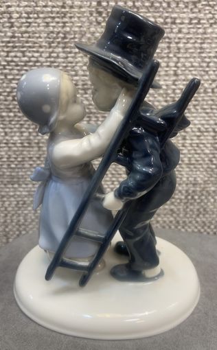 Фарфоровая статуэтка "Кухарка и трубочист" ГДР, Metzler & Ortloff, середина 20 века. Высота: 16 см, размер основания: 12 х 9 см.