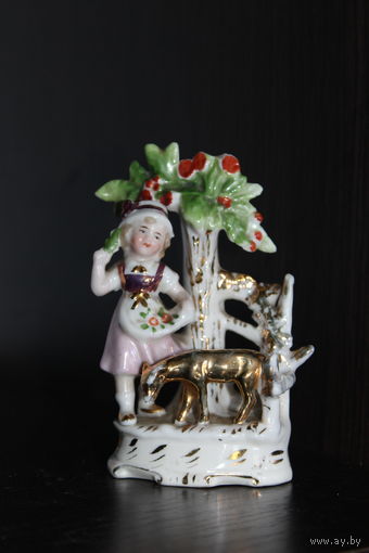 Декоративная, фарфоровая статуэтка/вазочка, девочка с ягненком.