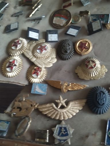 Значки военные и др.