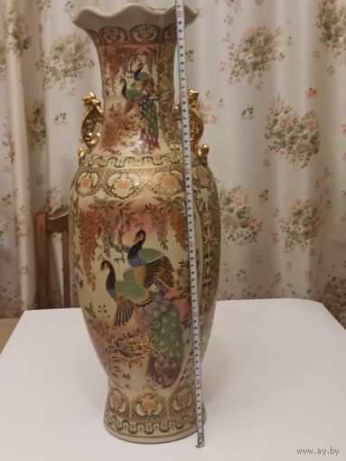 Фарфоровая ваза ручной работы, предположительно Китай, первой половины 20 века.