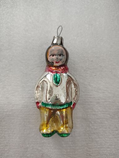 Ёлочная игрушка мальчик в шарфе.