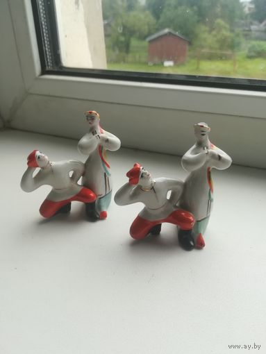 Две статуэтки. Танец. Одна требует реставрации.