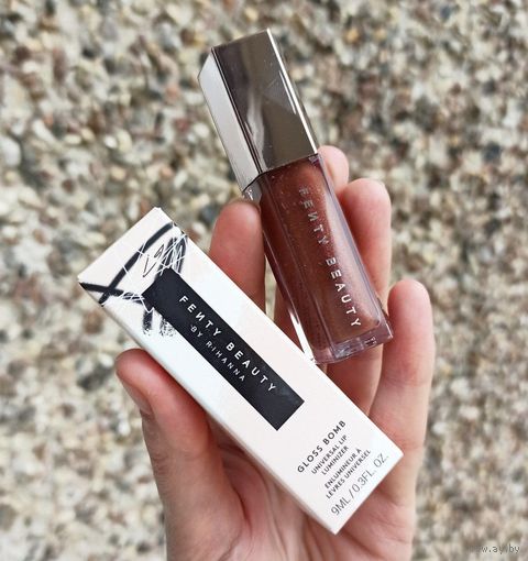 Блеск Fenty Beauty by Rihanna Gloss Bomb Universal Lip Luminizer 9 ml в оттенке 05 Hot Chocolit