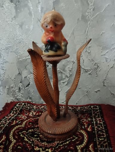 Подсвечник со свечей