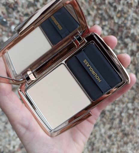 Компактная пудра Hourglass Vanish Airbrush Pressed Powder в оттенке Translucent