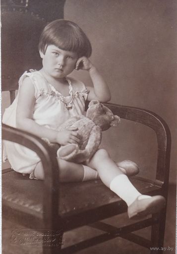 Девочка и плюшевый мишка из Вильны 1920-е годы