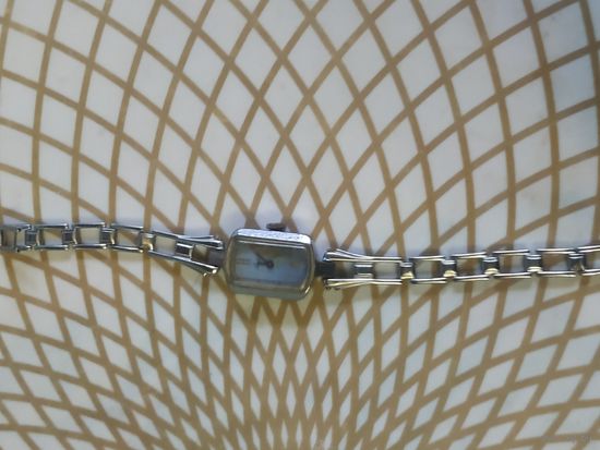 Часы наручные  с браслетом ЛУЧ  . В ремонт,коллекцию,на запчасти. Состояние на скане.