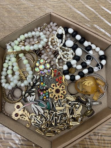 Большой лот винтажной бижутерии. Броши, бусы и много разных украшений, торги с рубля