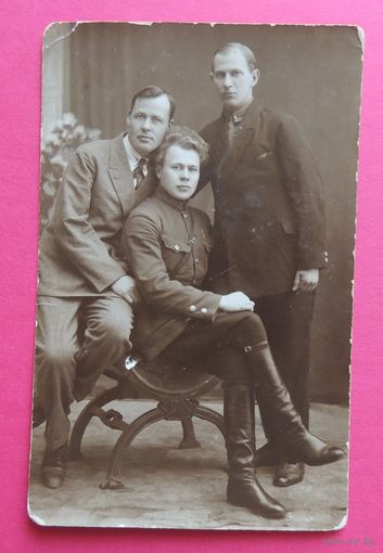 Фото "Офицер с семьей", 1930 г.