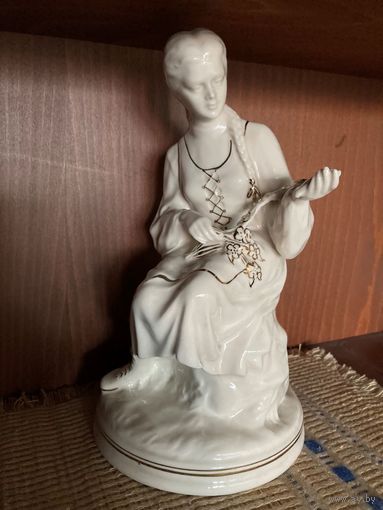 Статуэтка БССР Девушка с венком