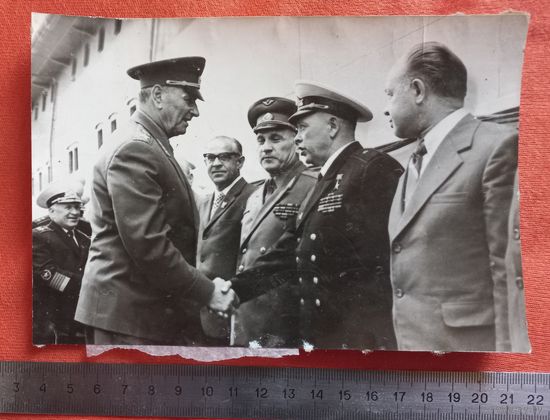 РЕДКОЕ фото министра обороны СССР маршала Гречко на крейсере Киев 1975г г адмиралы ХОВРИН.Горшков