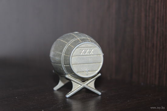 Оловянный, декоративный, миниатюрный бочонок на подставке.