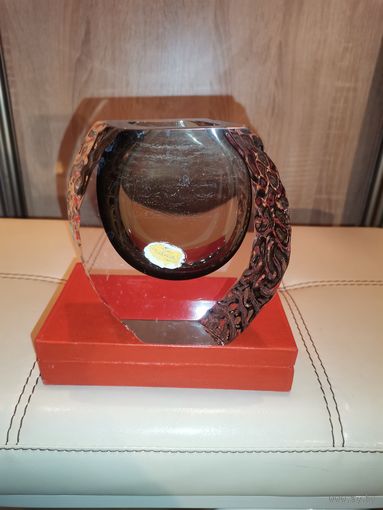 Тяжёлая ваза небольшого размера, Муранское стекло, высота 13 см., есть мелкий дефект.