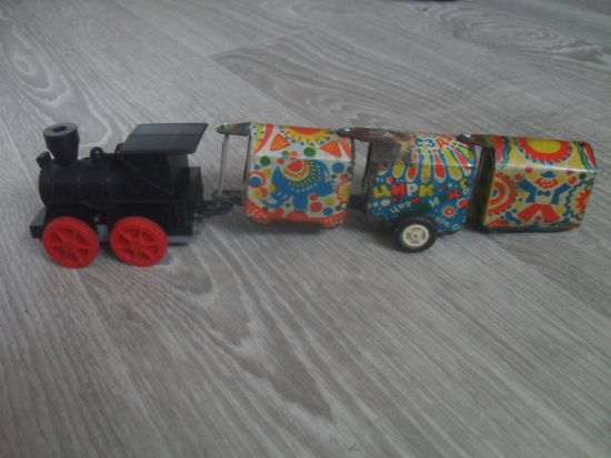 Заводной паровозик и вагоны.
