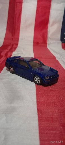 Машинка (модель) Bburago 1:43 Ford Mustang GT 2006
