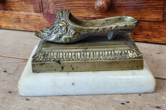 Туфля бронзовая на каменном основании