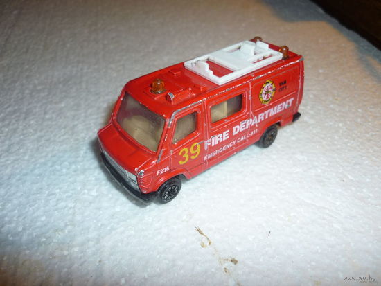 Модель пожарной машинки.Pioneer Mercedes-Benz 207D . Старый Китай. масштаб 1:64.