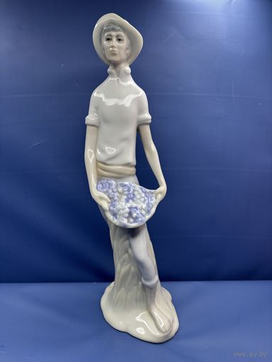 Статуэтка фарфор Мальчик с виноградом Tengra 1965-1990 гг