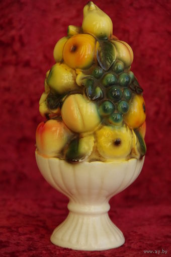 Статуэтка фарфоровая "  Ваза с фруктами "