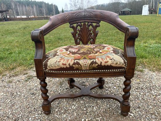 Антикварное кресло