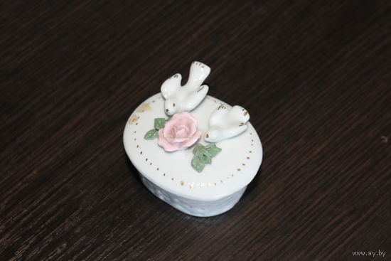 Фарфоровая шкатулка, выполнена в винтажном стиле, имитирующего плетение корзины и съемной крышки.