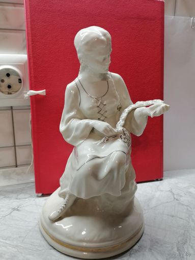 Фарфоровая статуэтка девушка с венком.