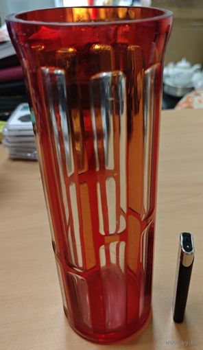 Советская ваза из цветного стекла. Красный май