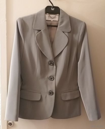 Костюм серый женский, р38-42, б.у пару раз, как новый