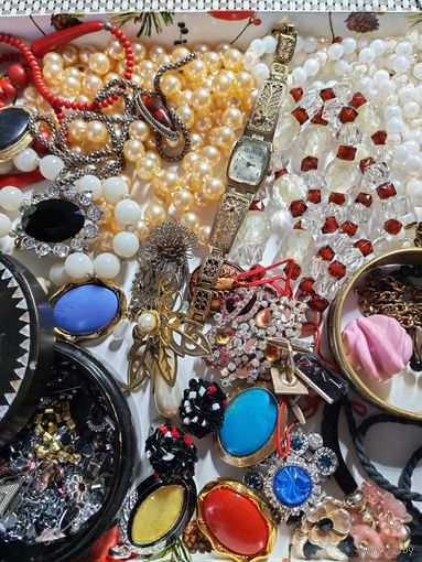 Большой лот винтажной бижутерии. Броши, бусы и много разных украшений. Что-то есть в ремонт. Торги с рубля.