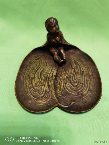 Старинная пепельница из металла Мальчик с крылышками самая привлекательная цена трёхдневный аукцион