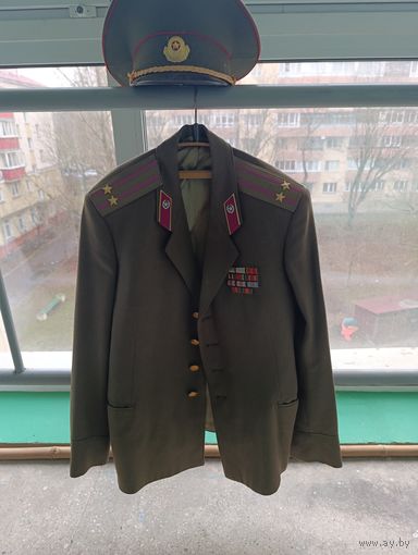 Китель военный и фуражка