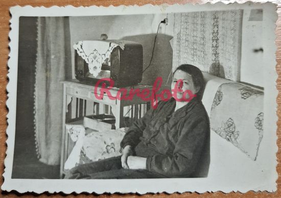 1950-е Домашний уют радиоприемник Балтика патефон женщина