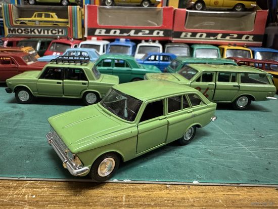 ИЖ-1500 Комби в редком фисташковом цвете. Вечер четверга в зеленых, и не только, тонах. Ставим будильник на 22-00 и пополняем свои саратовские собрания!