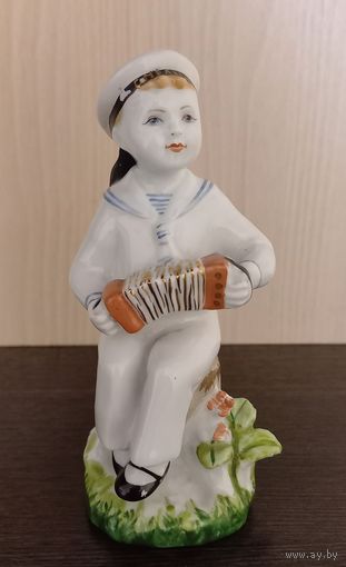 Статуэтка фарфор "Морячок-гармонист"(Смелый)