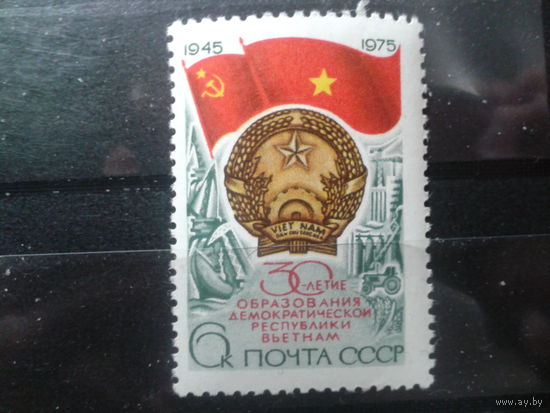 СССР 1975 Вьетнам, герб и флаг